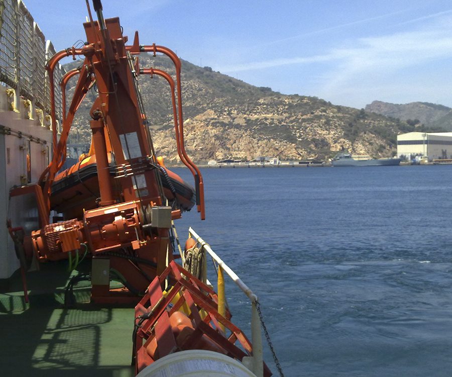 Pescantes y sistemas para botes